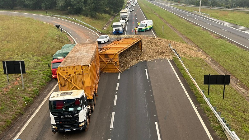 Foto 3 de 7 — Carreta tomba e causa lentidão na Rodovia Washington Luís (SP-310)